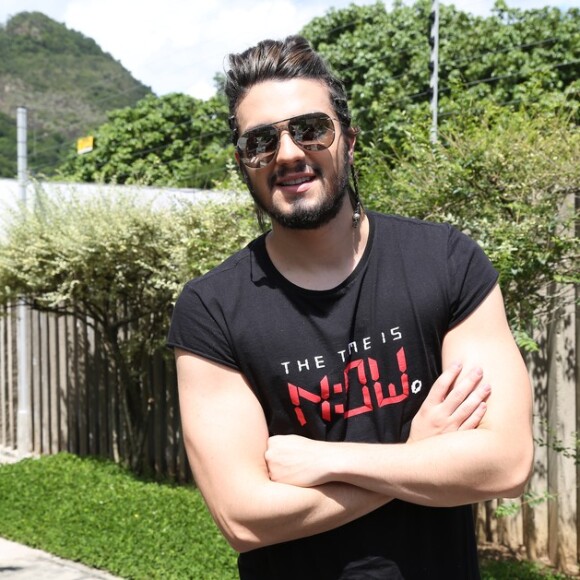 Luan Santana elegeu a parte do corpo que menos gosta: 'Os pés'