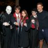 Cauã Reymond posou com os personagens vivos de Harry Potter, tema da festa