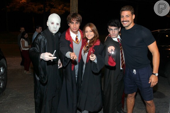 Cauã Reymond posou com os personagens vivos de Harry Potter, tema da festa