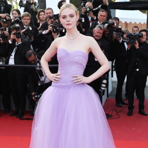 Elle Fanning surgiu deslumbrante com um look Rodarte na 70ª edição do Festival de Cannes, realizado no Sul da França