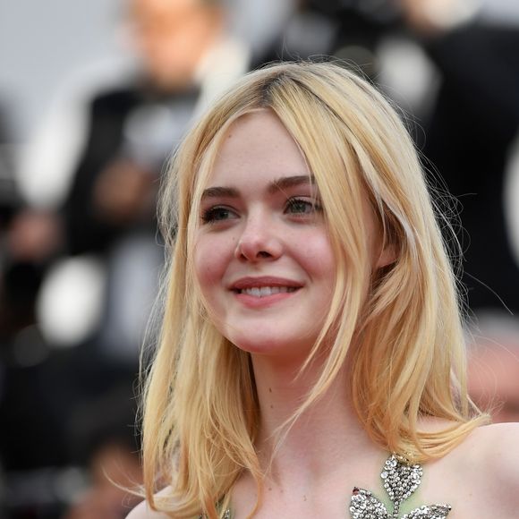 Detalhes do bordado do vestido Gucci de Elle Fanning na 70ª edição do Festival de Cannes, realizado no Sul da França