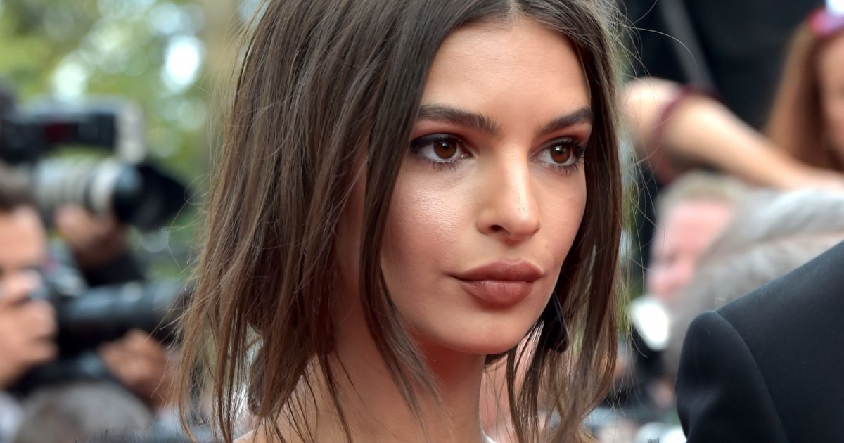 A modelo britânica Emily Ratajkowski investiu em um decote poderoso para o  segundo da 70ª edição do Festival de Cannes, realizado no Sul da França -  Purepeople