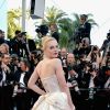 O vestido Vivienne Westwood usado por Elle Fanning no Festival de Cannes 2017 contava com desenhos na parte de trás