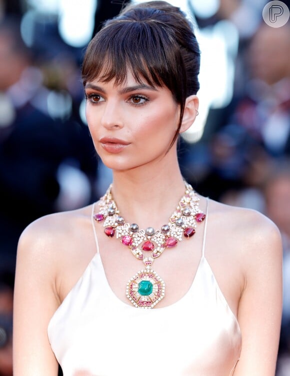 Emily Ratajkowski seguiu a tendência das joias ostentação na 70ª edição do Festival de Cannes, realizado no Sul da França