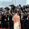 A modelo Emily Ratajkowski apostou em um vestido Twinset com costas decotadas para a 70ª edição do Festival de Cannes, realizado no Sul da França