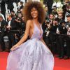 Tina Kunakey deixou os cabelos soltos e apostou no lilás com um look Armani para a 70ª edição do Festival de Cannes, realizado no Sul da França