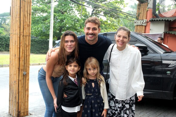 Cauã Reymond e a namorada, Mariana Goldfarb, posaram com a filha do ator, Sofia, de 5 anos