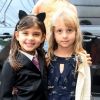 Filha de Grazi Massafera e Cauã Reymond, Sofia, de 5 anos, posou com uma amiguinha na porta da casa de festas. Comemoração teve como tema Harry Potter