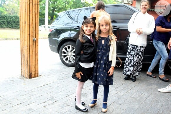 Filha de Grazi Massafera e Cauã Reymond, Sofia, de 5 anos, posou com uma amiguinha na porta da casa de festas. Comemoração teve como tema Harry Potter
