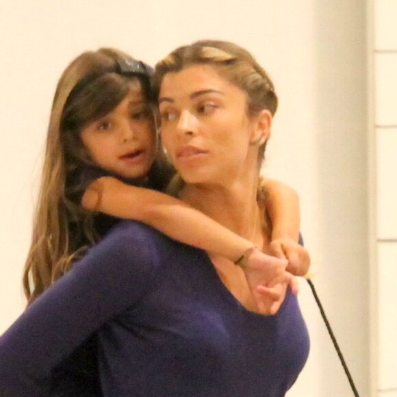 Grazi Massafera disse que a filha, Sofia, costuma brincar com seus sapatos de salto alto