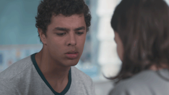 Tato (Matheus Abreu) fica chateado com Keyla (Gabriela Medvedovski) por ela querer manter segredo sobre o namoro dos dois no capítulo do dia 6 de junho de 2017 de 'Malhação - Viva a Diferença'
