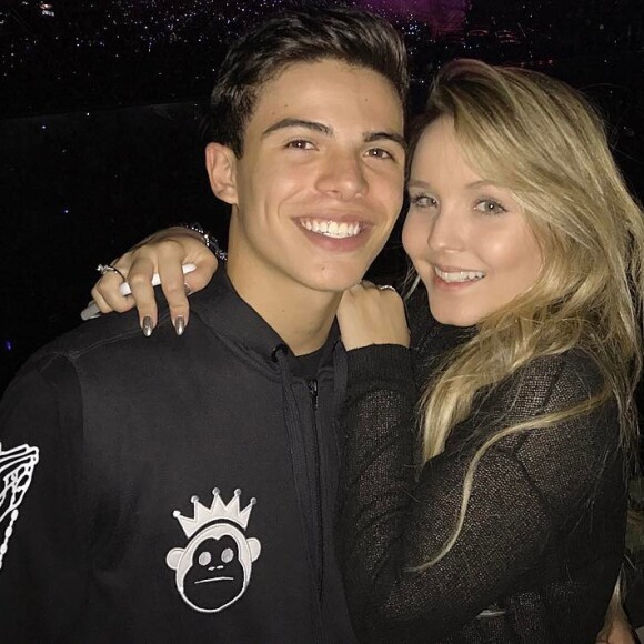Larissa Manoela e Thomaz Costa são vistos aos beijos em foto na web, mas casal desconversa sobre namoro