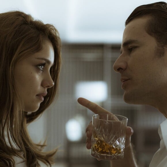 Na exposição de Alice (Sophie Charlotte) na supersérie 'Os Dias Eram Assim', Vitor (Daniel de Oliveira) se enfurece ao ver foto de Renato (Renato Goés) e o casal discute