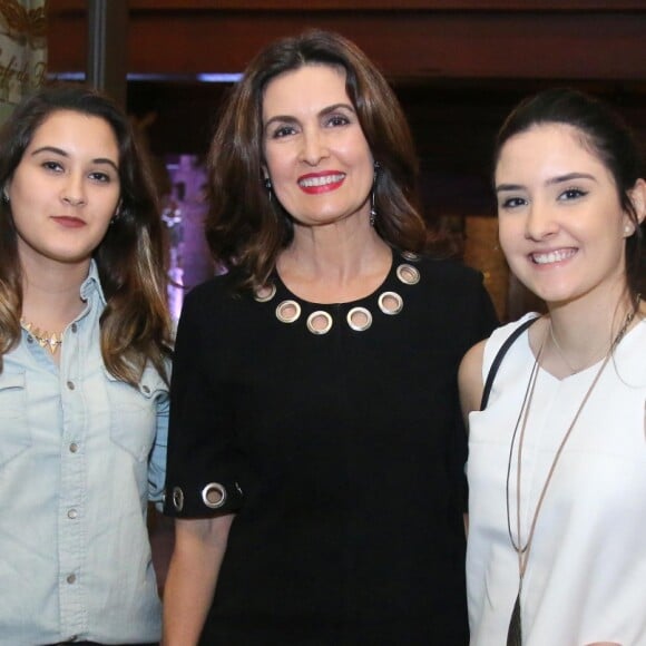 Fátima Bernardes, mãe de Laura e Beatriz, frisou durante o 'Encontro' desta segunda-feira, 29 de maio de 2017: 'Beatriz era disputadíssima no intervalo da escola (pela habilidade com o futebol). Vinícius cozinhava e até hoje cozinha do que ela'