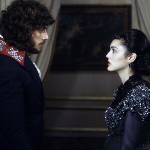 Anna (Isabelle Drummond) e Joaquim (Chay Suede) se encontram e, depois de ela prometer descobrir a verdade sobre seu pai, os dois se beijam, na novela 'Novo Mundo'