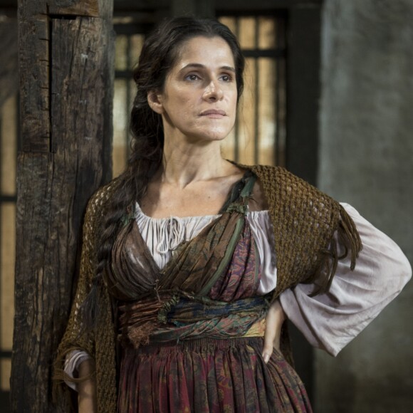 Elvira (Ingrid Guimarães) encontra o caderno de anotações de Joaquim (Chay Suede) e o entrega a Thomas (Gabriel Braga Nunes), na novela 'Novo Mundo'