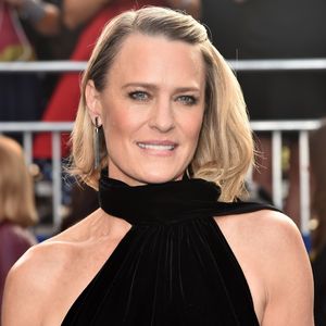 Robin Wright exibe os braços mais torneados em evento do filme realizado em Hollywood