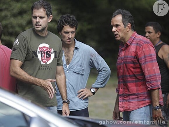 Leonardo Nogueira orienta Gabriel Braga Nunes e Humberto Martins durante a gravação da cena da briga de Laerte e Virgílio na novela 'Em Família'