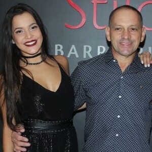 Ex-BBB Emilly foi ao pai acompanhada do pai, Volnei