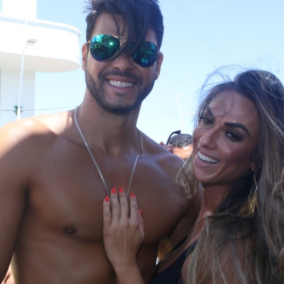 Nicole Bahls e Marcelo Bimbi farão uma festa de casamento para 200 convidados