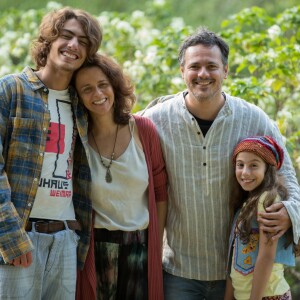 Borges (Danton Mello) e Tereza (Dani Barros) são pais de Márcio (Jaffar Bambirra) e Drica (Leandra Caetano). A família Borges é dona da companhia Serrote