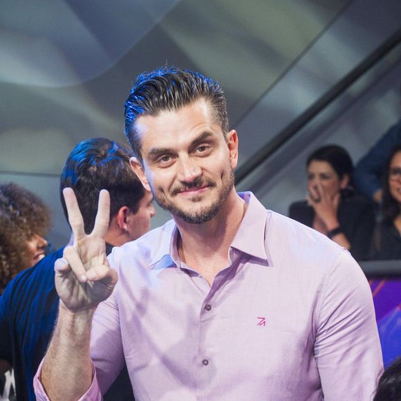 O ex-BBB Marcos respondeu às críticas de "haters" após uma foto beijando Babi Sullivan