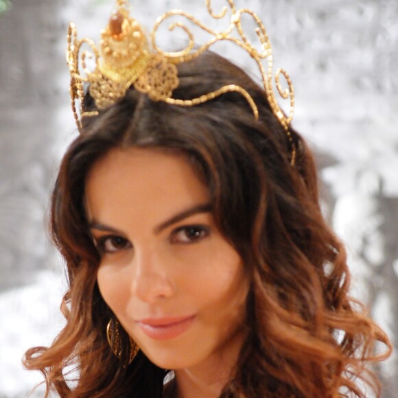 Nitócris (Sthefany Brito) se desespera ao ver o corpo da mãe, Amitis (Adriana Garambone), no capítulo 127 da novela 'O Rico e Lázaro'. 'Não... Mãe... Volta pra mim... Não', implora a princesa, aponta roteiro obtido pelo Purepeople