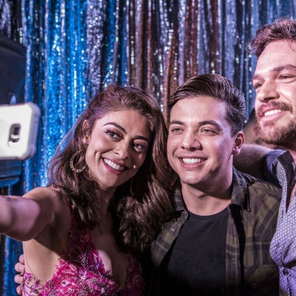 Bibi (Juliana Paes) será presenteada por Rubinho (Emílio Dantas) com um show de Wesley Safadão