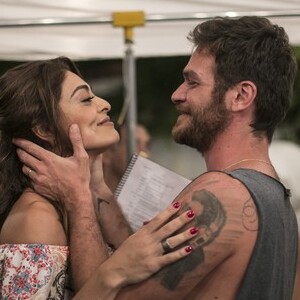 Rubinho (Emílio Dantas) se preocupa com a entrada de Bibi (Juliana Paes) no crime, mas também se orgulha da mulher