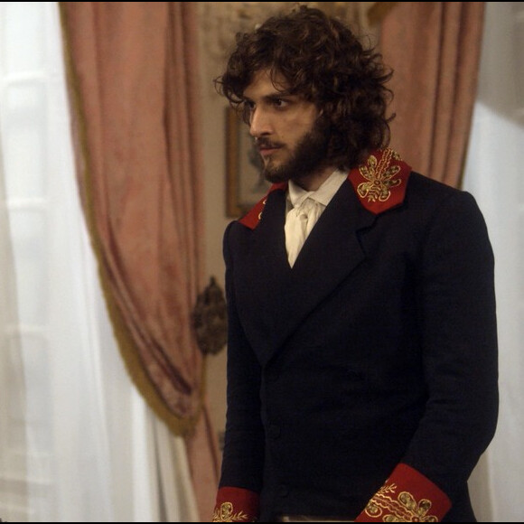 Joaquim (Chay Suede) alerta Anna (Isabelle Drummond) sobre suas descobertas sobre Thomas (Gabriel Braga Nunes), na novela 'Novo Mundo'