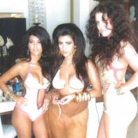 Kim Kardashian e suas irmãs aparecem em foto antes da fama com cabelos volumosos