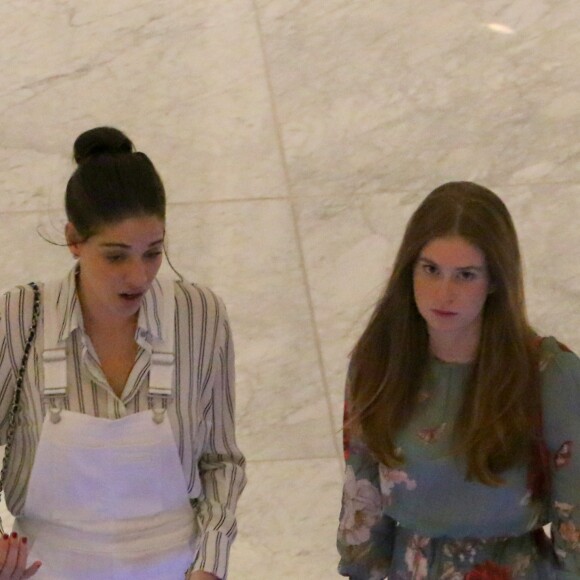 Marina Ruy Barbosa e Luma Costa vão juntas a shopping Village Mall