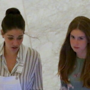 Marina Ruy Barbosa e Luma Costa passeiam juntas em shopping no Rio de Janeiro