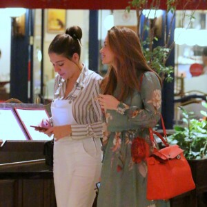 Marina Ruy Barbosa conversa com Luma Costa durante passeio em shopping