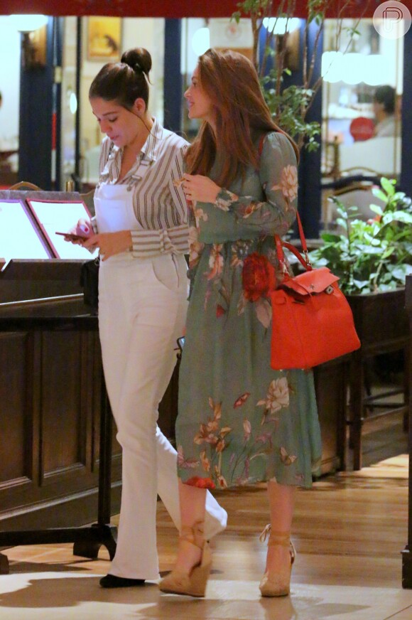 Marina Ruy Barbosa conversa com Luma Costa durante passeio em shopping