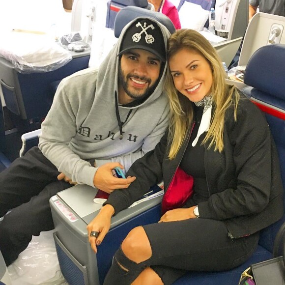 'De um jeito que só você sabe, de um jeito que só eu sei', cantou Andressa Suita ao ver o marido na TV