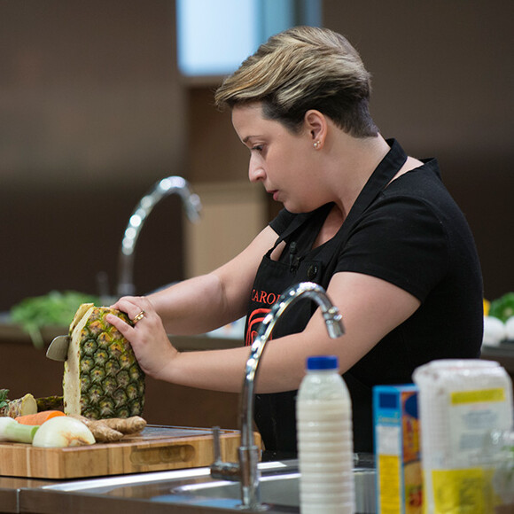 Caroline dava risadas após a avaliação dos chefs e causou 'climão' no 'MasterChef'