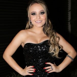 'Estamos aqui comendo uma coisinha e vamos voltar para o show', garantiu Larissa Manoela