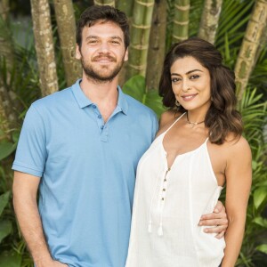 'A gente sai do Rio, vai para outra cidade, se embrenha nesse interior aí. Ninguém nunca mais acha a gente!', insiste Rubinho (Emílio Dantas) para Bibi (Juliana Paes)