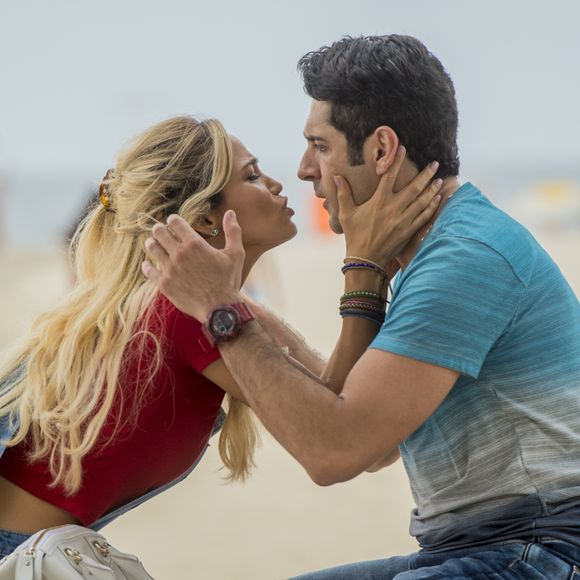 Agnaldo (João Baldasserini) e Sandra Helena (Nanda Costa) vão viver cenas cômicas nos momentos escondidos de amor nas suítes do hotel Carioca Palace