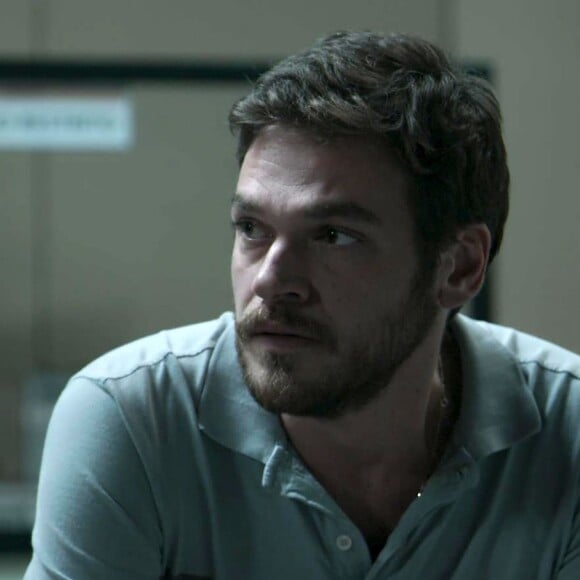 Rubinho (Emílio Dantas) é preso, mas se declara inocente e Bibi (Juliana Paes) acredita, na novela 'A Força do Querer'