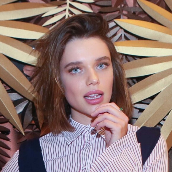 Bruna Linzmeyer combinou vestido com blusa social