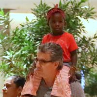 Pai de Giovanna Ewbank leva neta, Títi, nos ombros ao comemorar aniversário