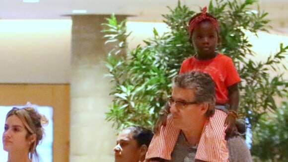 Pai de Giovanna Ewbank leva neta, Títi, nos ombros ao comemorar aniversário