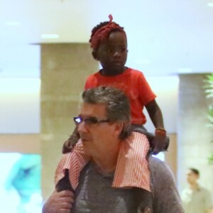 Títi, filha de Giovanna Ewbank, esbanjou fofura ao sair para jantar com a mãe e o avô