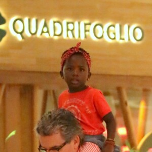 Giovanna Ewbank levou a família para comemorar o aniversário do pai, no shopping Village Mall, na Barra da Tijuca, Zona Oeste do Rio de Janeiro