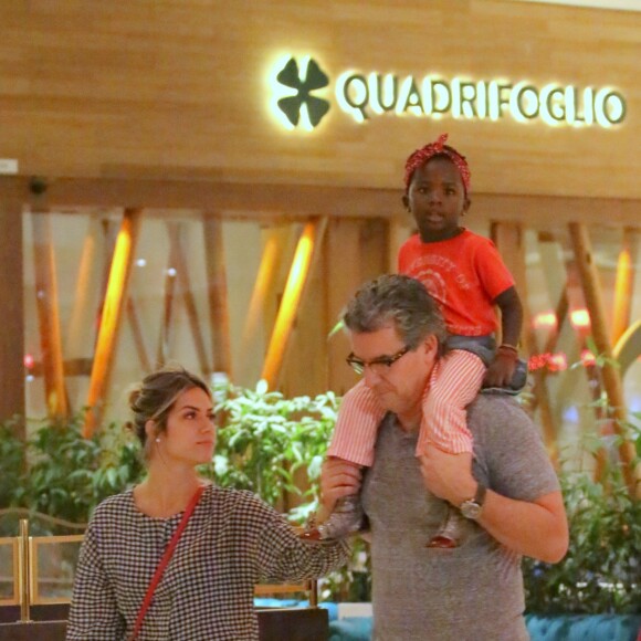 Giovanna Ewbank, o pai, Roberto Baldacconi, e Títi, neta do arquiteto comemoraram o aniversário dele, em shopping da Barra da Tijuca, Zona Oeste do Rio de Janeiro