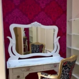 Ex-BBB Emily Araújo escolheu colocar bastante cor em seu quarto no apartamento do Rio