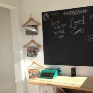 Ex-BBB Emily Araújo tem quarto com espaço para estudos em seu apartamento no Rio de Janeiro