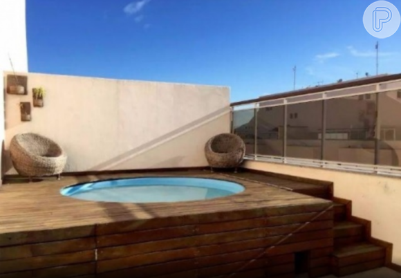 O apartamento alugado pela ex-BBB Emily Araújo também conta com uma piscina